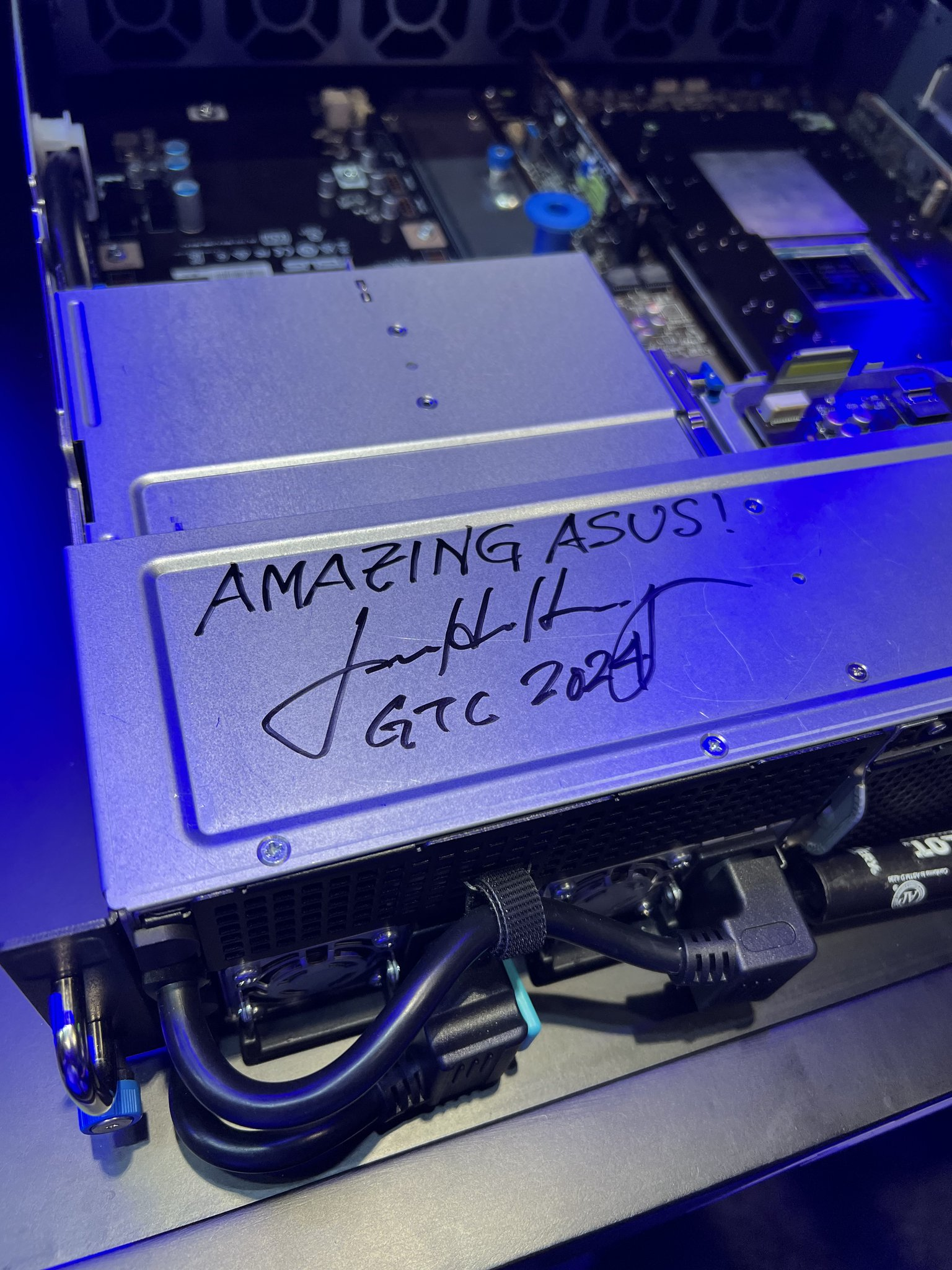 NVIDIA CEO黄仁勋见证华硕MGX系列GPU服务器超能时刻