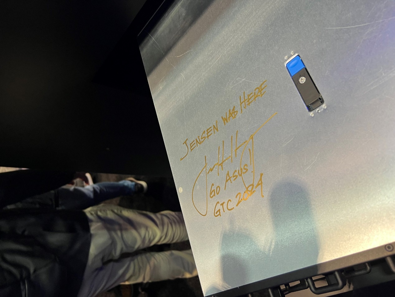 NVIDIA CEO黄仁勋见证华硕MGX系列GPU服务器超能时刻