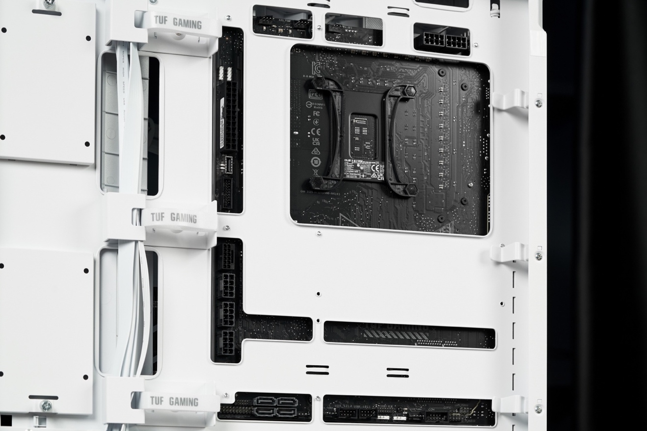 摆脱理线烦恼！TUF GAMING 4070Ti SUPER WHITE背置显卡
