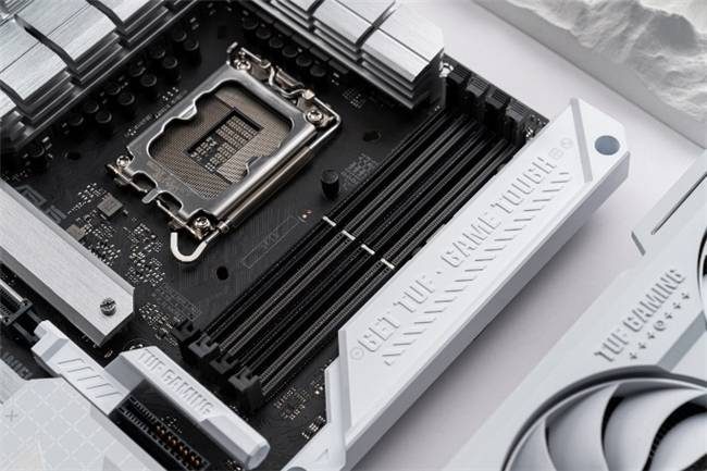 华硕TUF GAMING Z790-BTF WIFI背置主板荣获红点设计奖