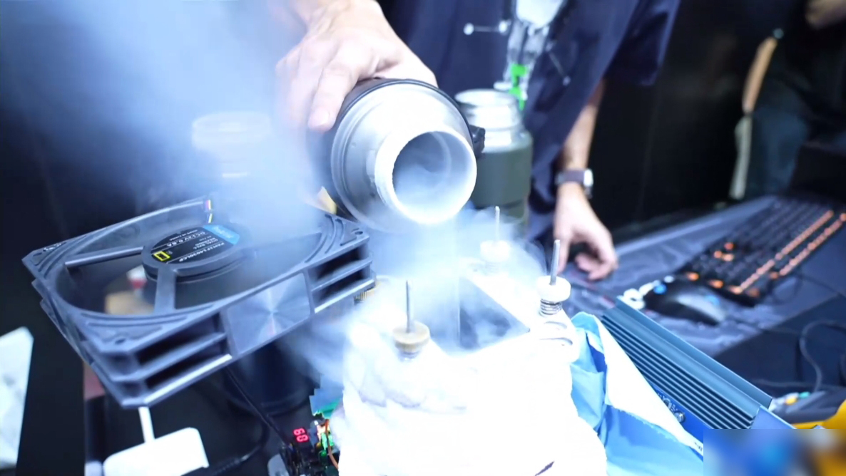 华硕显卡亮相2024ChinaJoy，Tony大叔大秀液氮超频