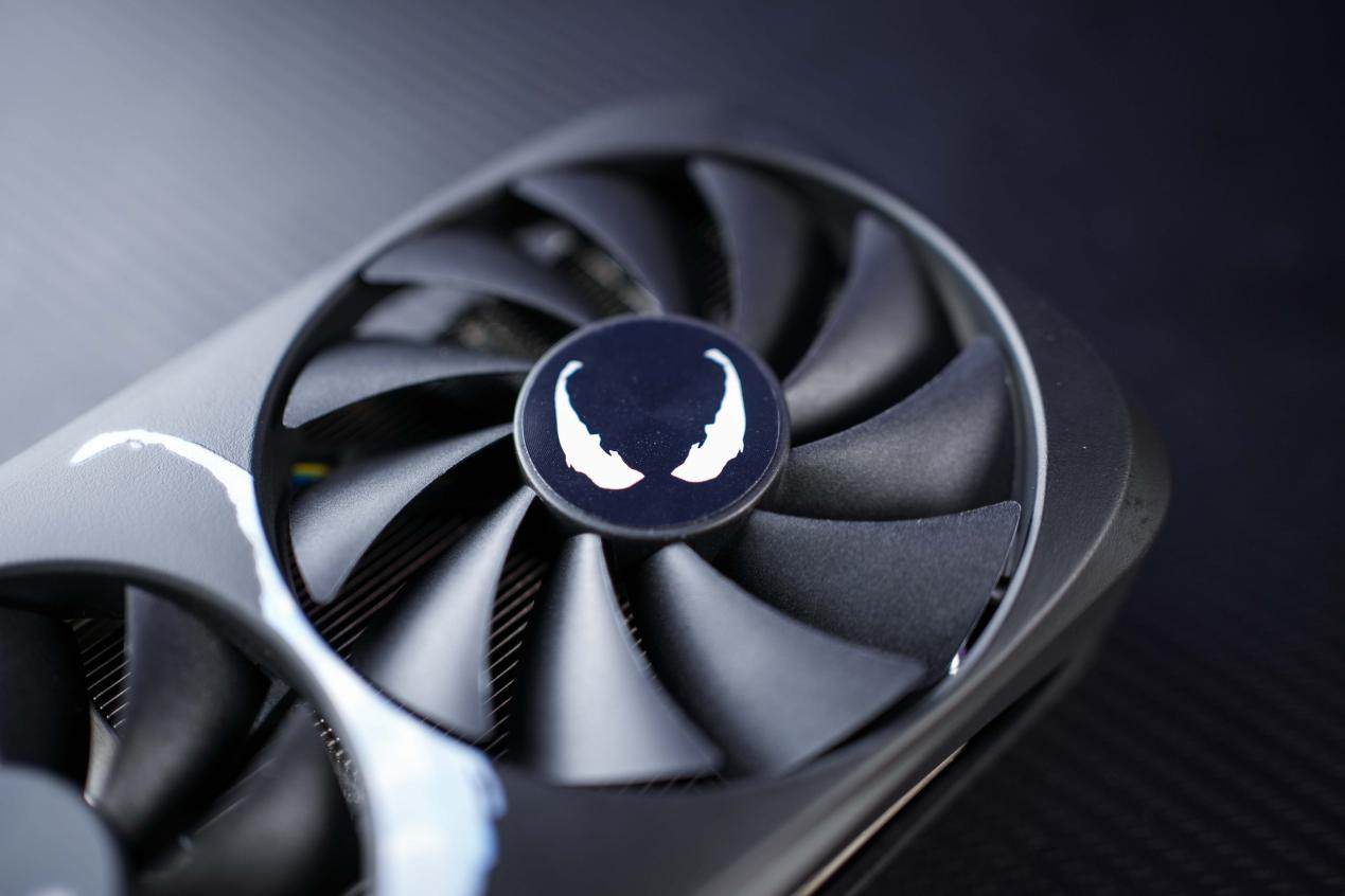 索泰×毒液RTX 4070SUPER联名显卡，与强者共舞