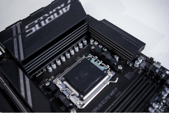 【7900 XTX 魔鹰+X870小雕】AMD整机表现出色，光栅游戏轻松拿捏