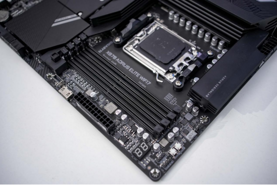 【7900 XTX 魔鹰+X870小雕】AMD整机表现出色，光栅游戏轻松拿捏