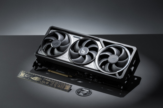 四风扇性能怪兽！ROG ASTRAL RTX5080夜神显卡