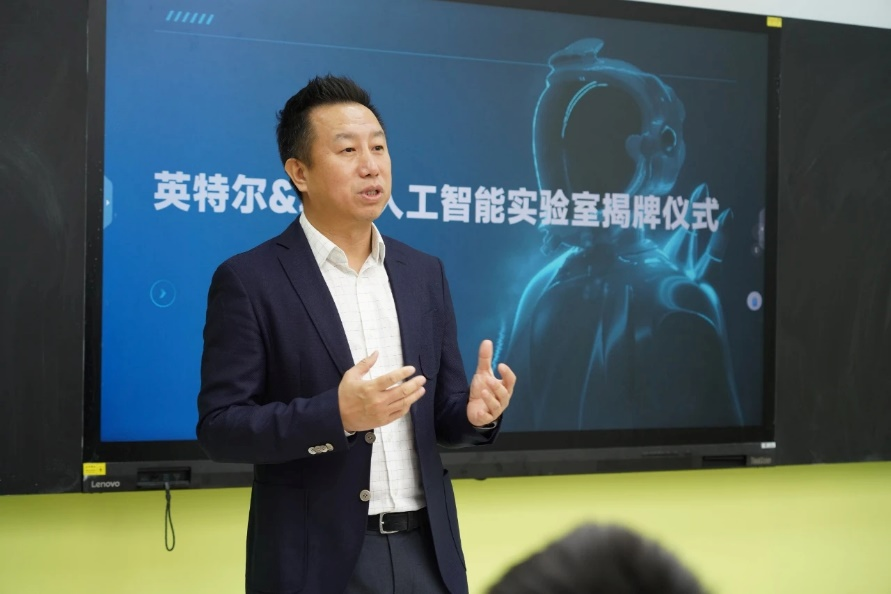 英特尔与联想联合助力北京八十中成立人工智能实验室，以AI共筑教育未来