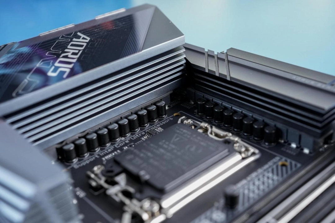 技嘉 Z890 AORUS MASTER超级雕评测：D5黑科技一键降低内存延迟