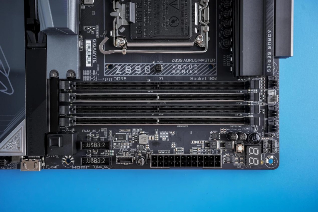 技嘉 Z890 AORUS MASTER超级雕评测：D5黑科技一键降低内存延迟