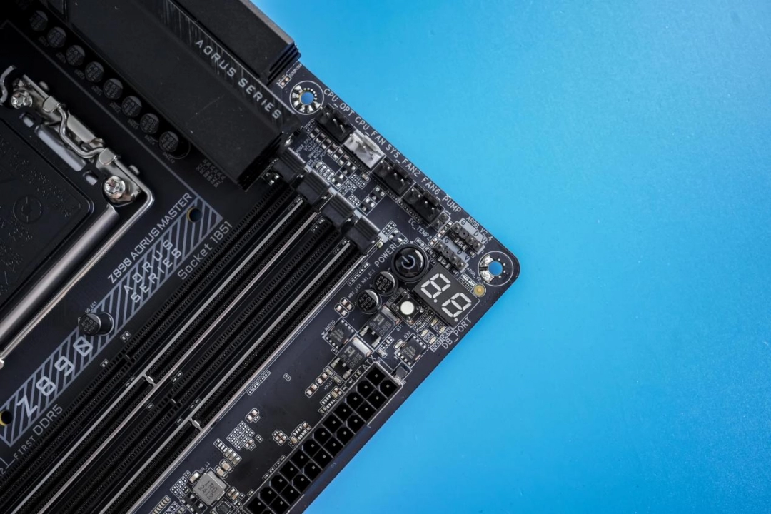 技嘉 Z890 AORUS MASTER超级雕评测：D5黑科技一键降低内存延迟