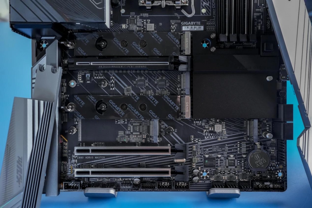 技嘉 Z890 AORUS MASTER超级雕评测：D5黑科技一键降低内存延迟