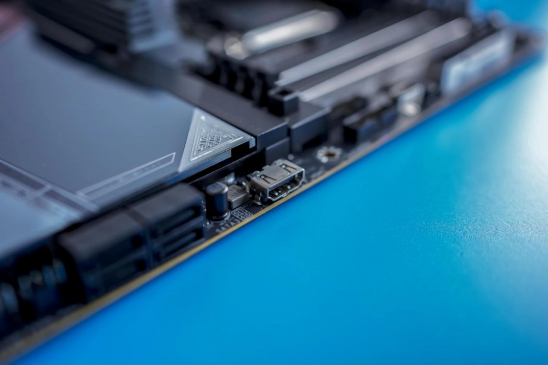 技嘉 Z890 AORUS MASTER超级雕评测：D5黑科技一键降低内存延迟