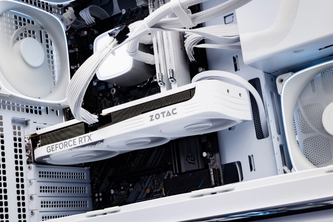 索泰GeForce RTX 5060 显卡上市：热门游戏超百帧畅玩