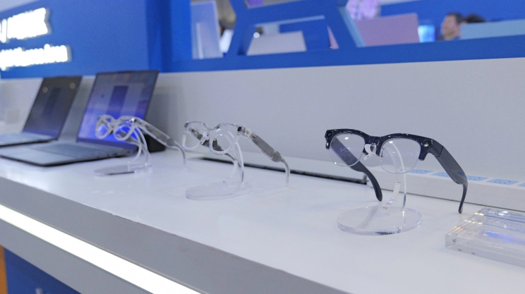 将AI眼镜加入非凡算力大脑，酷睿Ultra 200V助力无感交互体验