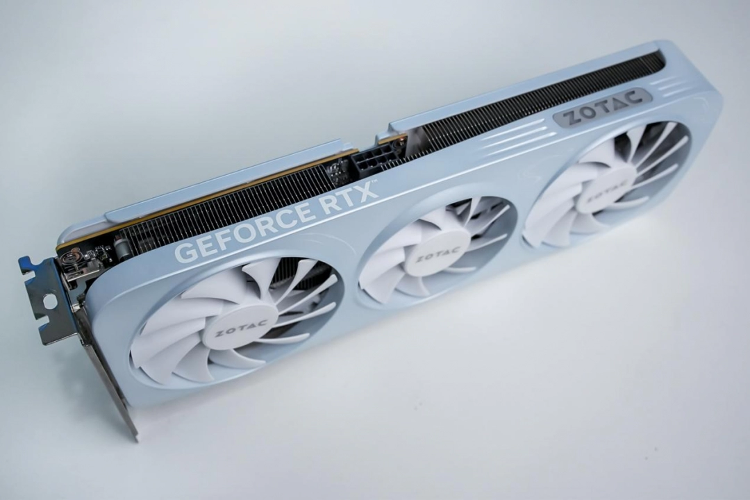 索泰 RTX 5060 月白评测：涨幅明显，2k也有一战之力