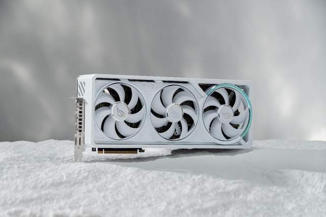 七夕换新白色显卡更具新意！ROG ASTRAL白夜神RTX 5080来袭