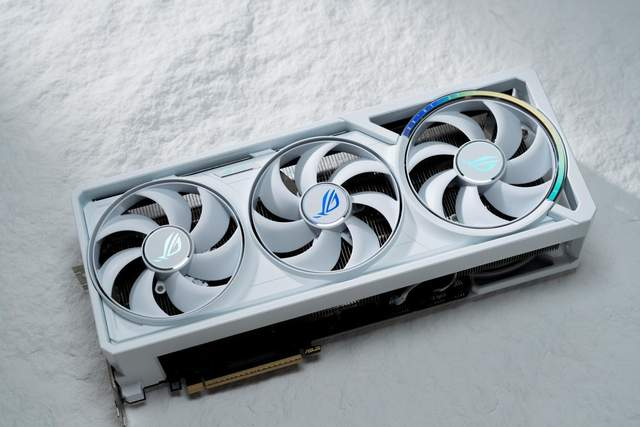 七夕换新白色显卡更具新意！ROG ASTRAL白夜神RTX 5080来袭