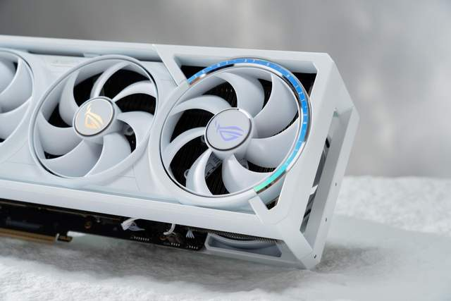 七夕换新白色显卡更具新意！ROG ASTRAL白夜神RTX 5080来袭