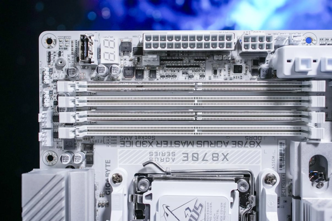 技嘉X870E X3D 超级冰雕主板评测：X3D鸡血模式2.0游戏性能至高提升 20%