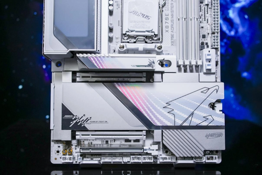 技嘉X870E X3D 超级冰雕主板评测：X3D鸡血模式2.0游戏性能至高提升 20%