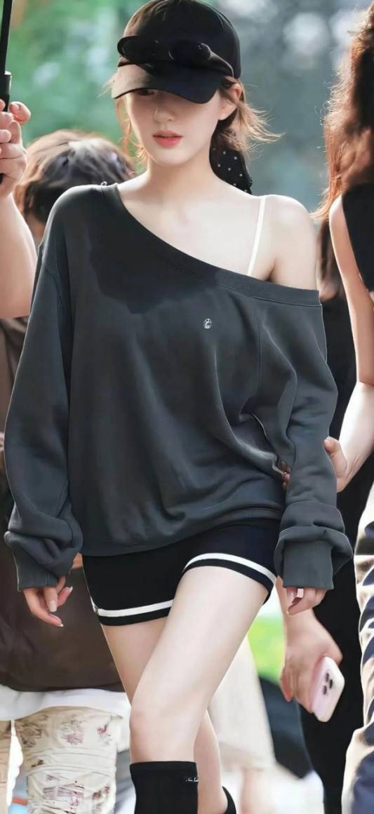 周一内涵囧图云飞系列 不得不说美女夜骑很吸引人