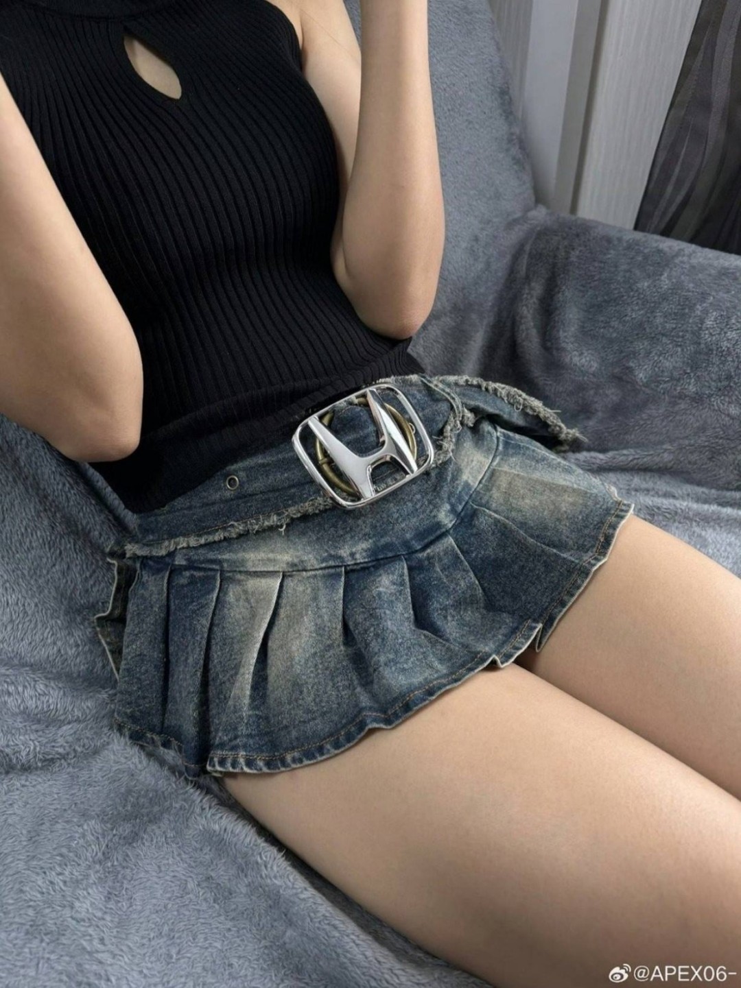 周一内涵囧图云飞系列 现代的美女舞蹈很抓人眼球